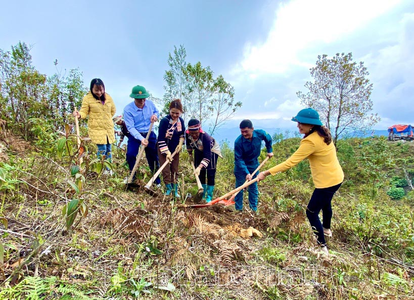 Ngay sau Lễ triển khai mô hình, đông đảo cán bộ, Nhân dân đã di chuyển ra đường biên giới từ mốc giới số 57 - 1.200m đến Mốc giới số 60 để trồng tre.